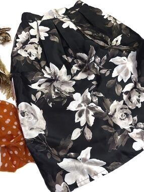 New Iman Black Floral Satin Skirt with White & Taupe Blooms Sz Xs